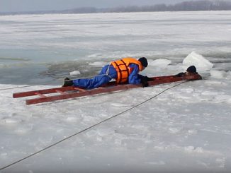 Спасатель на льду