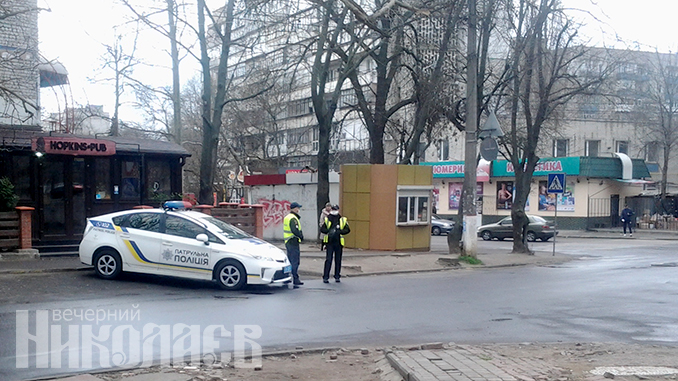Карантин в Николаеве, патруль полиции, полиция, полицейские в масках