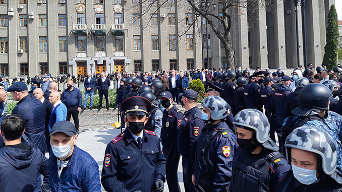 Владикавказ, Северная Осетия, несанкционированный митинг, акция протеста, ОМОН, коронавирус в России, карантин