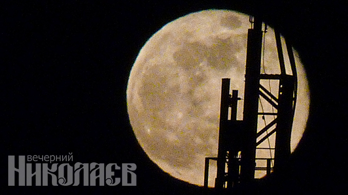 Розовая Луна 2020, суперлуние, полнолуние, полная луна, лунное затмение. Фото - Александр Сайковский, ВН