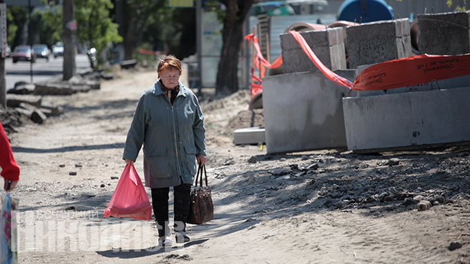 Николаев, улица, пенсионер, пенсия, бабушка, социальная защита (с) Фото - Александр Сайковский, ВН