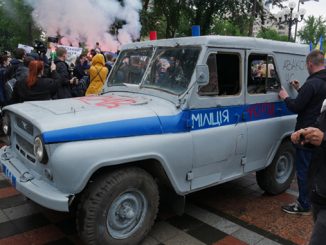 Протесты за отставку Авакова: под ВР подожгли милицейский бобик