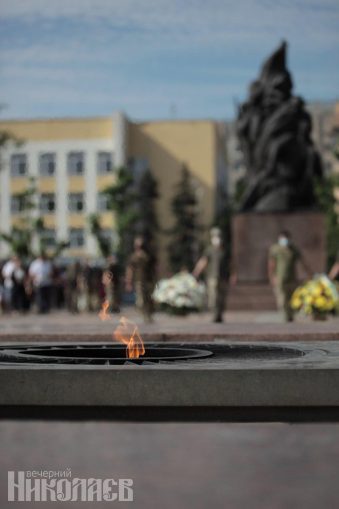 Мемориал героям-ольшанцам, Николаев, вечный огонь (с) Фото - Александр Сайковский, ВН