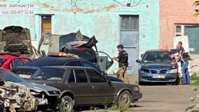 В Полтаве террорист захватил в заложники полицейского