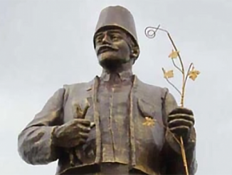 В Железнодорожном Болградского района Одесской области памятник Ленину переделали в болгарского сборщика винограда
