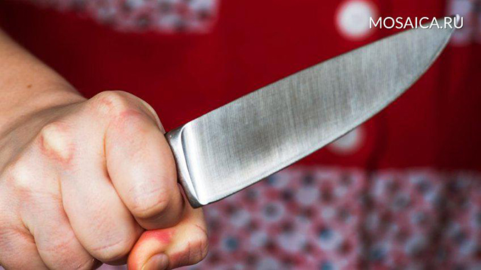 Женщина зарезала мужа, убийство, рука с ножом, криминал, домашнее насилие