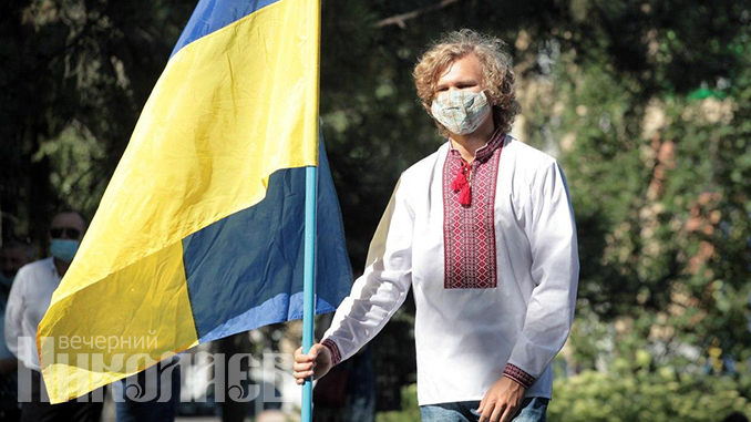 Патриоты, Украина, вышиванка,флаг Украины, День независимости Украины, День государственного флага (с) Фото - Александр Сайковский