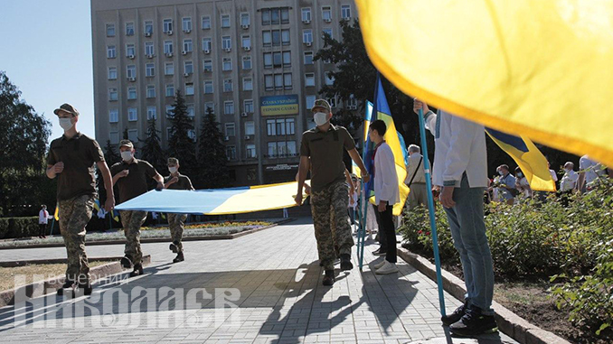Военные, солдаты, флаг Украины, День независимости Украины, День государственного флага (с) Фото - Александр Сайковский