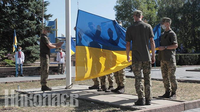 Военные, солдаты, флаг Украины, День независимости Украины, День государственного флага (с) Фото - Александр Сайковский