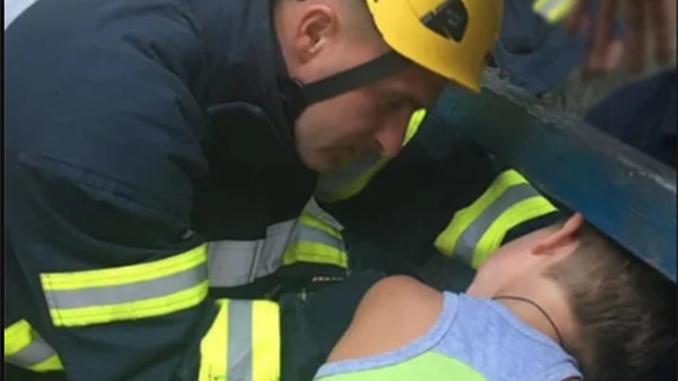В Николаеве 4-летний мальчик застрял головой в скамейке, его выручали спасатели ГСЧС
