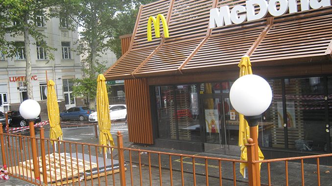 McDonald's МакДональдс в Николаеве закрылся на реконструкцию (с) Фото - Елена Кураса, Вечерний Николаев