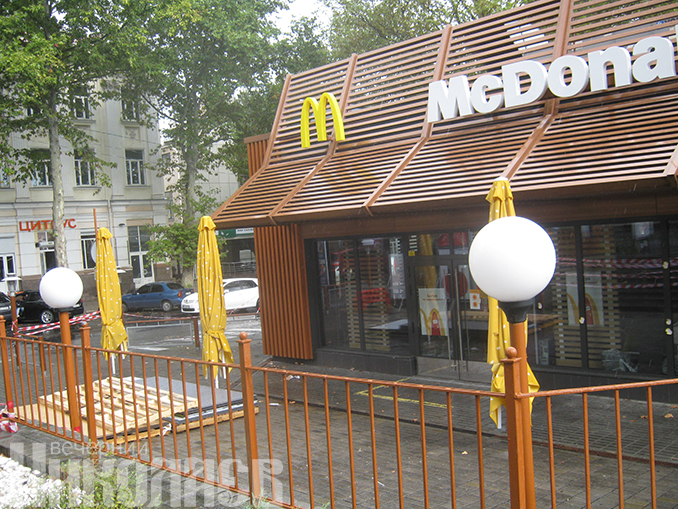 McDonald's МакДональдс в Николаеве закрылся на реконструкцию (с) Фото - Елена Кураса, Вечерний Николаев