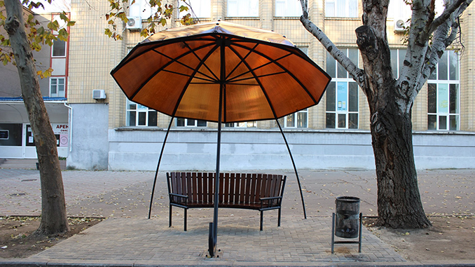 Арт-объект в Николаеве, лавочка с зонтиком