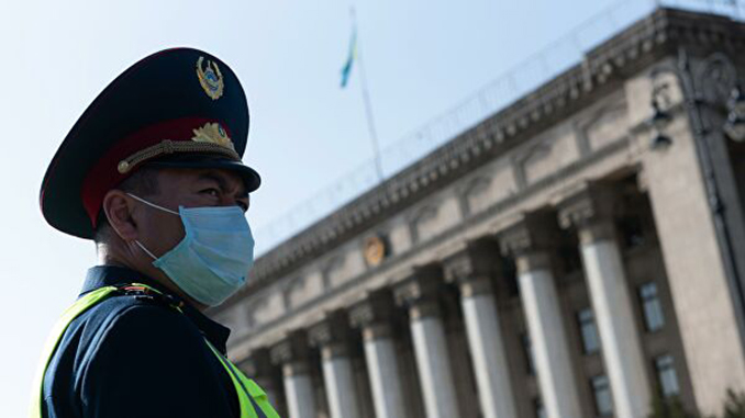 Карантин в Казахстане, Азия, полиция, Китай, полицейский в маске, пандемия, коронавирус, COVID-19