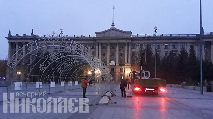 На Соборной площади начали устанавливать новогодние декорации, Новый год 2021, Николаев
