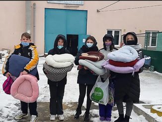 Ученики школы №56 в Николаеве сделали подарки в "Центр защиты животных"