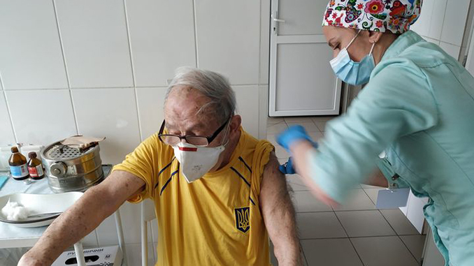Старейший теннисист Украины получил вакцину от COVID-19