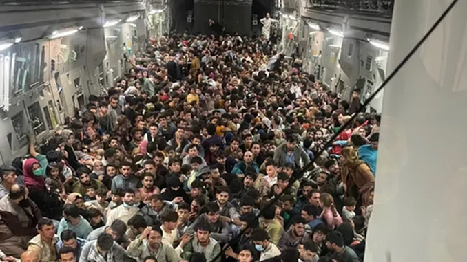 эвакуировал беженцев из Афганистана, новости, Афганистан, США, беженцы, Талибан, война, Boeing C-17, Globemaster III