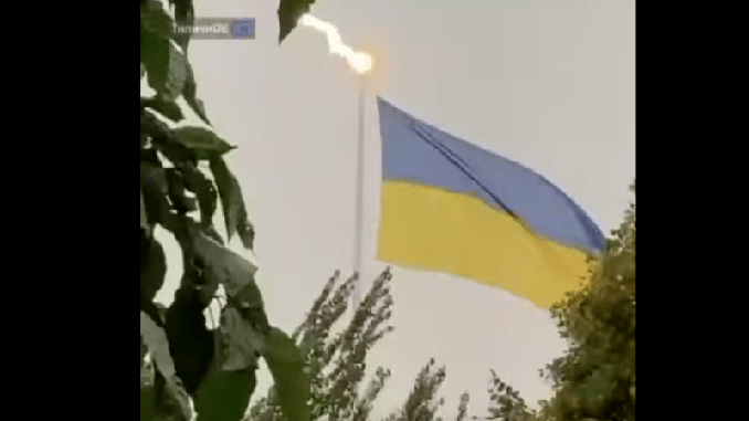 Харьков, гигантский флаг, молния