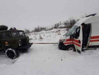 спасатели вытаскивали автомобиль "скорой", ГСЧС, Николаев, Николаевщина, область, скорая помощь, снег, погода,